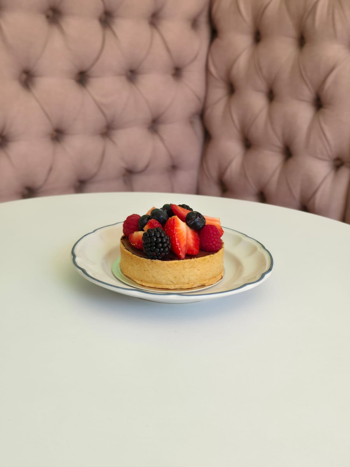 Tarta de chocolate con frutos rojos